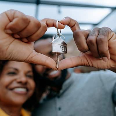 Couple-with-Keys-to-New-Home