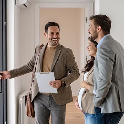 Couple-with-Realtor