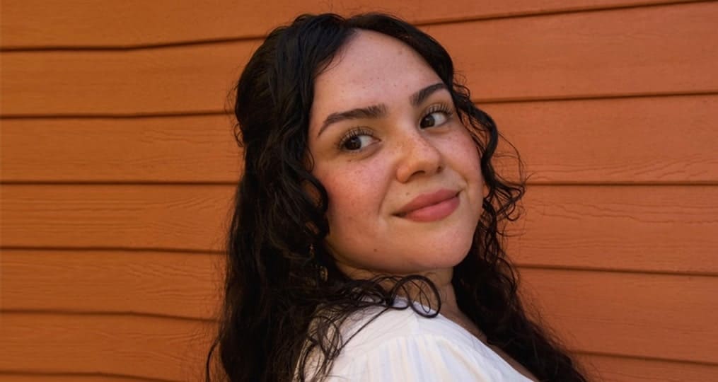 Headshot-of-Valeria-looking-over-her-shoulder