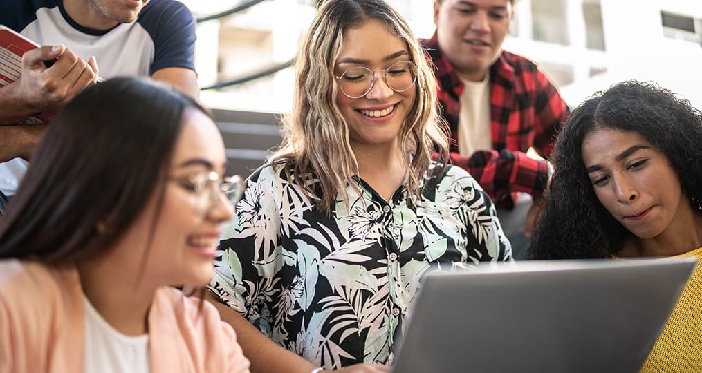 friends-looking-at-a-computer-screen