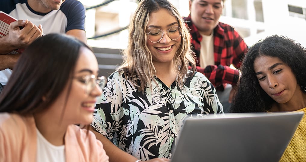 friends-looking-at-a-computer-screen