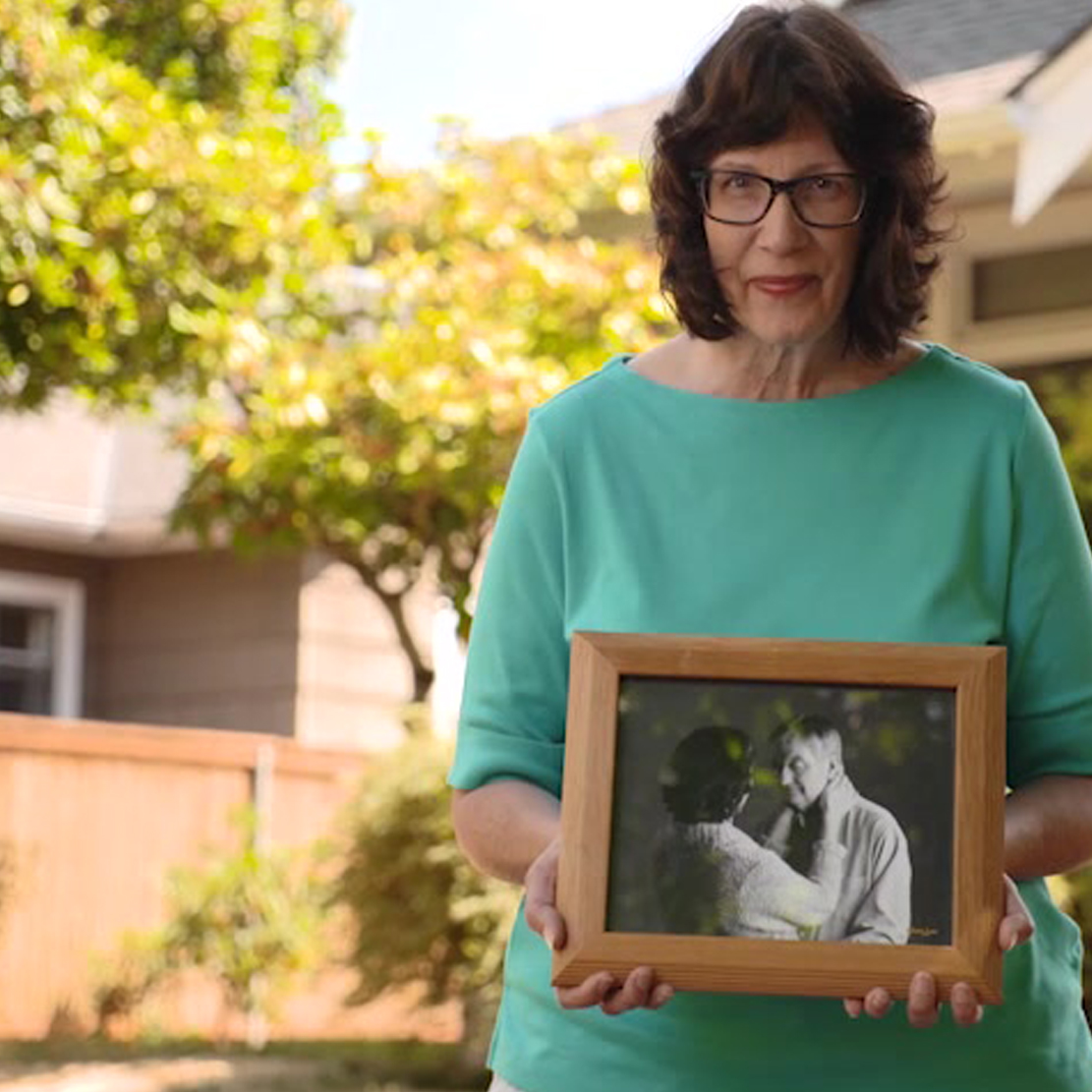 Carol Biskupic Knight_OnPoint Prize 2020 - Carol holding a photo of her husband