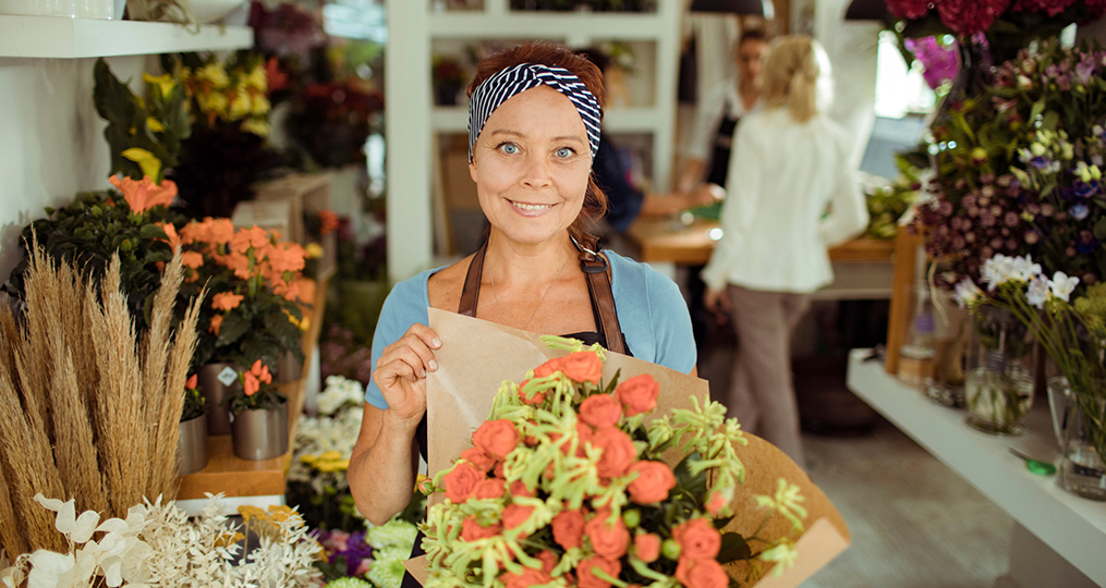 How to Pick the Best Small Business Credit Card_Flower Shop Owner Hero shot showcasing bouquet of flowers in her shop