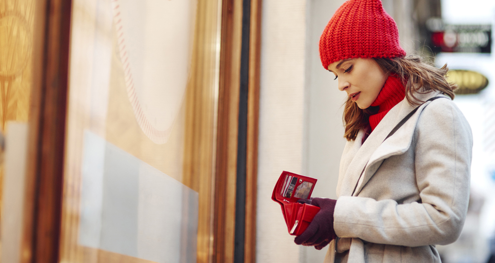 How to Prevent the Holiday Financial Crunch_Woman standing outside a storefront looking concerned