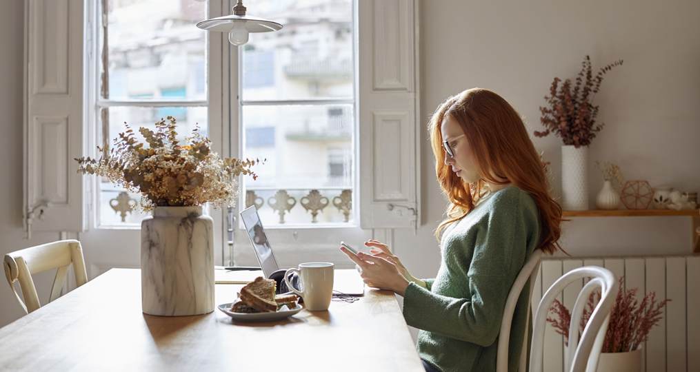 10 Steps to Take If Your Personal Information Is Stolen_woman researching her personal accounts in her kitchen