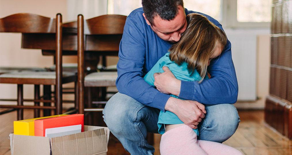 5 Steps to Take If You Lost Your Job in Oregon State_Man hugging his daughter after losing his job