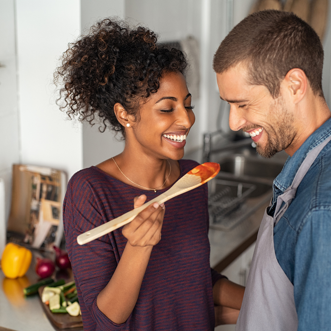 How to Reduce Household Expenses_couple learning how to reduce household expenses and making a homecooked meal
