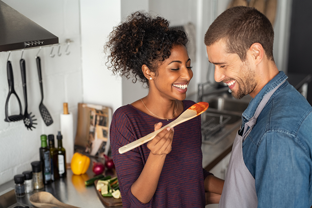 How to Reduce Household Expenses_couple learning how to reduce household expenses and making a homecooked meal