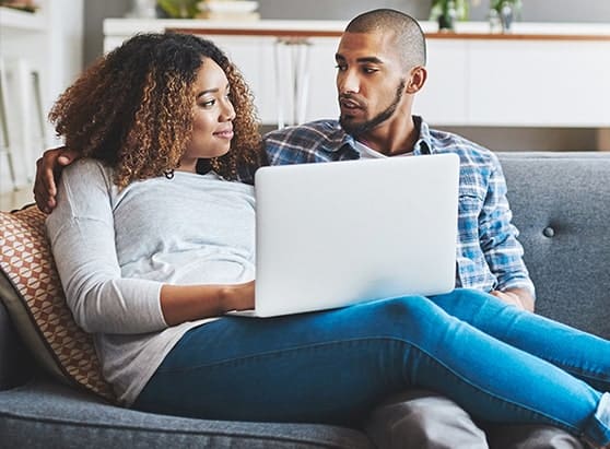 How-to-fix-an-error-on-your-credit-report-couple-discussing