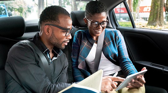 Body_Couple-in-Car-Looking-at-Phone