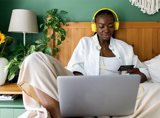 women-laying-in-bed-on-laptop