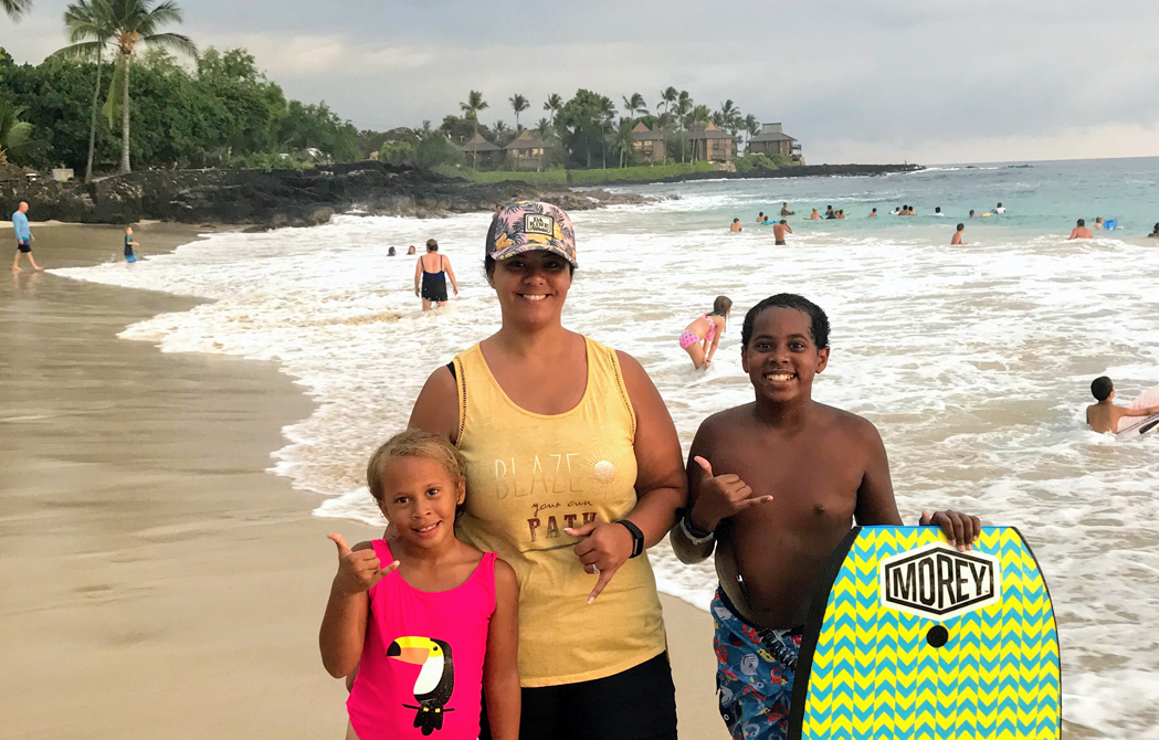 Chelsea Johnson in hawaii with her two children