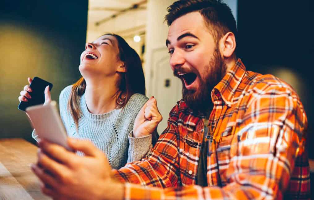 Couple-Looking-at-phone-happy