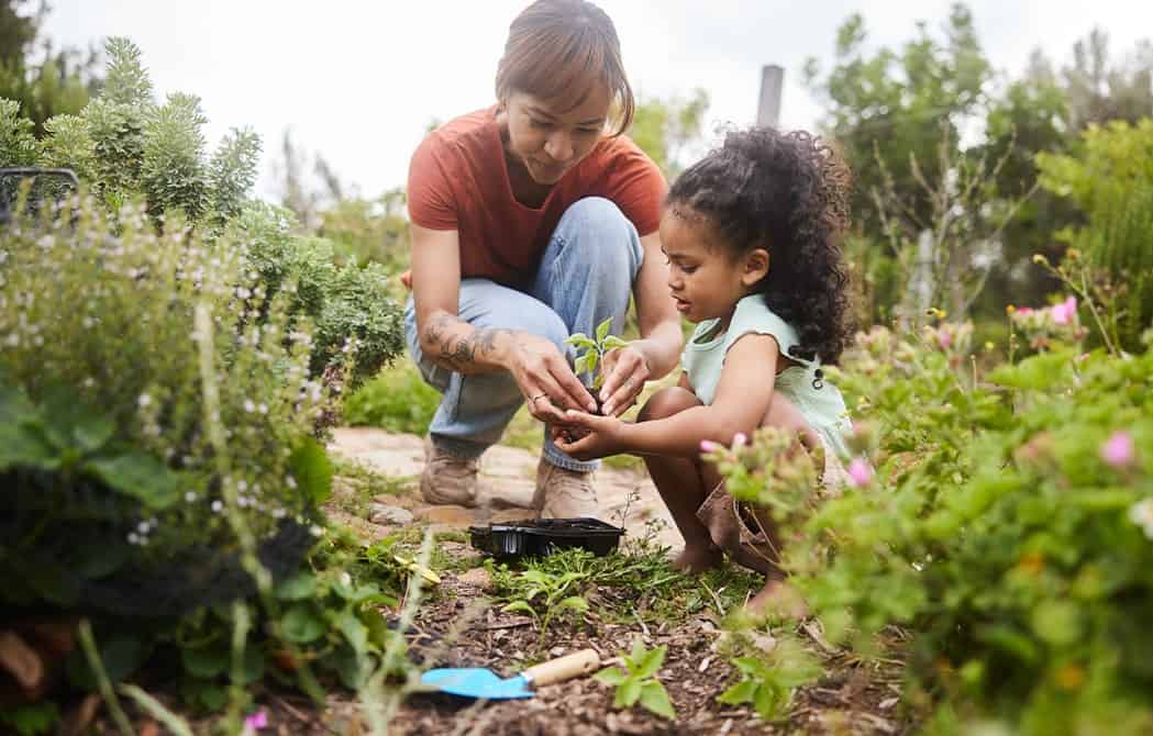mom-and-kid-gardening