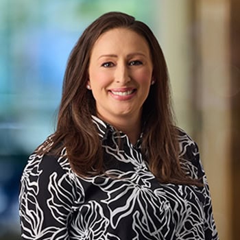 Jennifer Everts OnPoint Mortgage Professional Headshot Bank Back drop