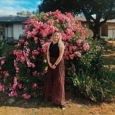 Jessie Dykes OnPoint Community Credit Union Employee spotlight with flowers