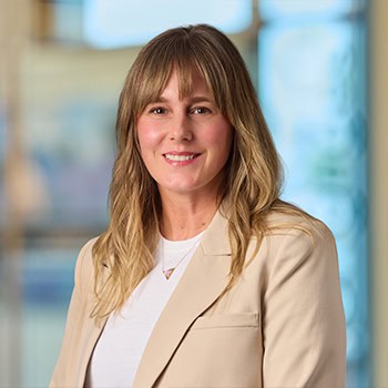 Kacie Luidhardt OnPoint Mortgage Professional Headshot Bank Back drop