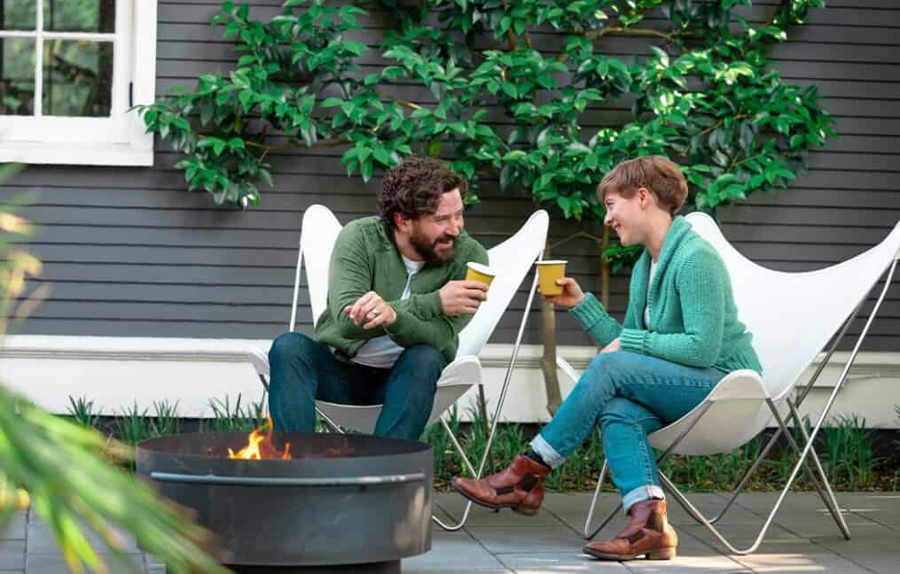 two-people-drinking-coffee-outdoors