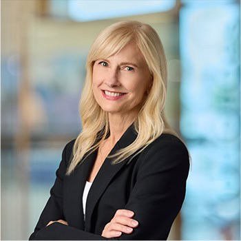 Keeli Plummer OnPoint Mortgage Professional Headshot Bank Back drop