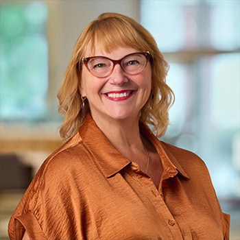 Von-Michelle Popescu OnPoint Mortgage Professional Headshot Bank Back drop