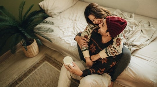 _Couple-hugging