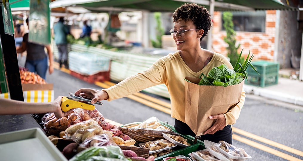 credit ebook-2023-woman using tap to pay at a local farmers market