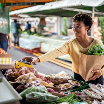 credit ebook-2023-woman using tap to pay at a local farmers market